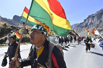 Productores de coca de la región de los Yungas, al norte de La Paz, Bolivia, marcharon más de 100 kilómetros a la capital durante cinco días para cerrar un mercado que consideran ilegal. 
