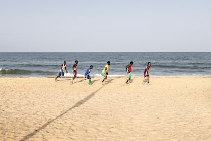 Los futbolistas calientan en la playa, antes de disputar un partido. La Asociación de Amputados de una Pierna (SLASA) se creó para subsanar las carencias de las infraestructuras sociales para los amputados, proporcionándoles la recuperación del trauma, abordando las ideas erróneas sobre las discapacidades, promoviendo la paz y ayudando a los afectados a reintegrarse en la sociedad.