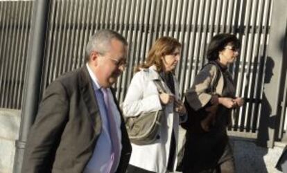 La juez Nieves Molina, en el centro, junto al fiscal anticorrupción.