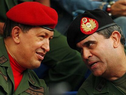 Hugo Chávez y Raúl Isaías Baduel (derecha), en agosto de 2006.