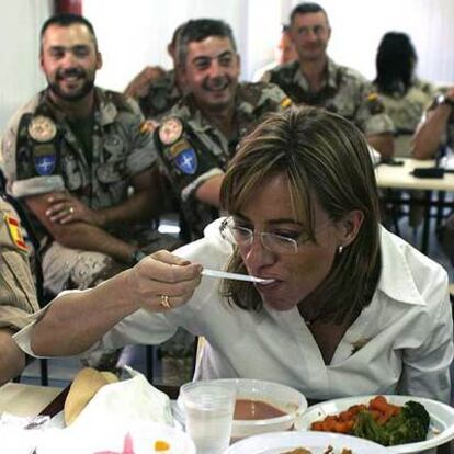 Carme Chacón, en el comedor de la base militar de Herat.