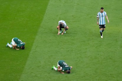 Messi abandona el campo de juego, mientras los jugadores saudís Mohammed Al-Burayk y Abdulelha Al-Malki besan el suelo tras la victoria de su selección por 1-2. 