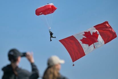 Una gran bandera nacional canadiense cuelga de un paracaidista mientras aterriza antes de la ceremonia conmemorativa canadiense en el Juno Beach Centre, cerca de la localidad de Courseulles-sur- Mer, en el noroeste de Francia.