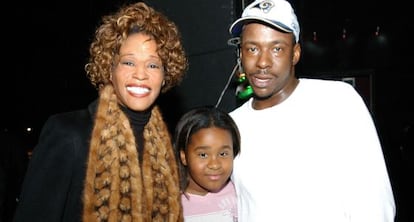 Bobbi Kristina Brown, entre sus padres -antes de estar divorciados-.