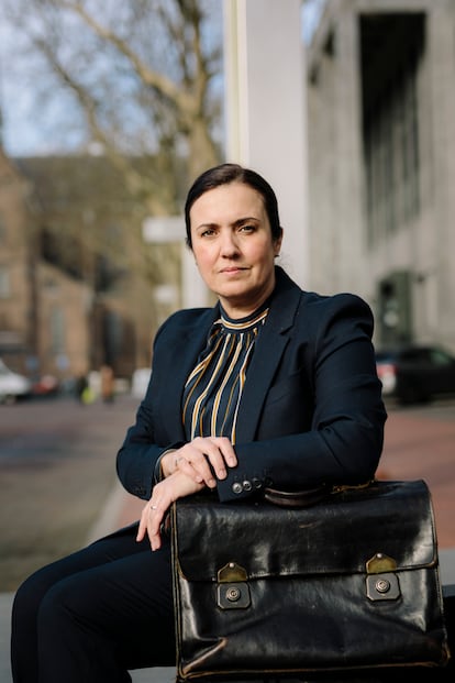 Eva González Pérez, con su trabajada cartera de abogada.