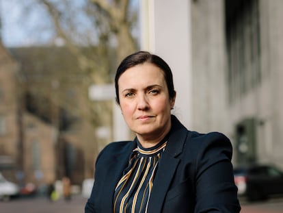 Eva González Pérez, con su trabajada cartera de abogada.