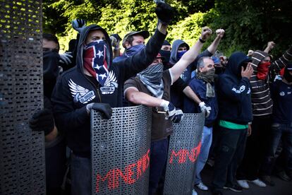 Los mineros, durante la protesta en el Pozo del Soton.