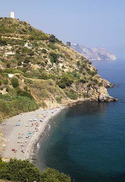 La cala de Maro, situada entre la Torre de Maro y La Caleta, en la costa de Nerja.