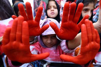 Dos niñas muestran sus manos pintadas de rojo en en solidaridad con los cachemires que viven en la parte administrada por la India, en Karachi (Pakistán), el 5 de febrero.