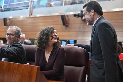 La presidenta de la Comunidad de Madrid, Isabel Díaz Ayuso, conversa con el consejero de Economía, Hacienda y Empleo de la Comunidad de Madrid, Javier Fernández-Lasquetty, en la Asamblea de Madrid.