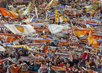 Miles de aficionados celebran el título valencianista frente al Ayuntamiento de la ciudad.