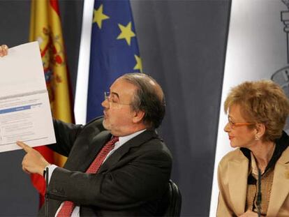 Pedro Solbes y María Teresa Fernández de la Vega, tras la reunión del Consejo de Ministros.