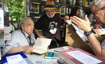 Rafael Sánchez Ferlosio firma libros en la Feria del Libro de Madrid, en 2016.