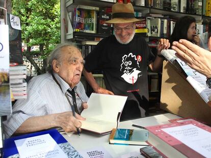 Rafael Sánchez Ferlosio firma libros en la Feria del Libro de Madrid, en 2016.