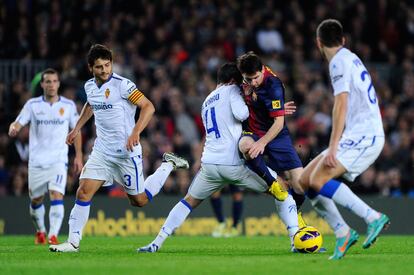 Messi se intenta marchar de varios rivales.
