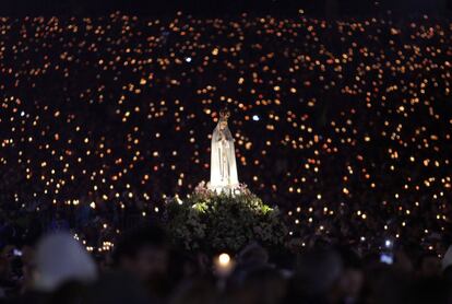 Más de un centenar de grupos de peregrinos participan en esta edición -la mayoría procedentes de Portugal, Italia, Alemania y Polonia-, a los que se sumaron quienes acudan a Fátima de forma particular. En la imagen, la imagen de la Virgen de Fátima durante la procesión por su Santuario.