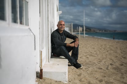 Juan Moreno, junto a Donzella de la Costa, en Badalona.