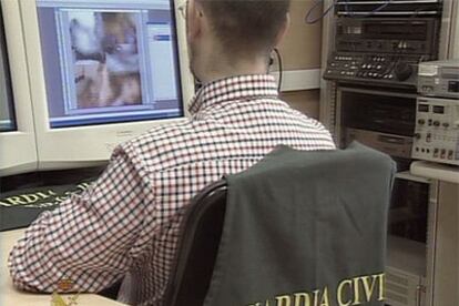 Un guardia civil analiza el material pornográfico difundido a través de un <i>chat</i> de habla hispana.