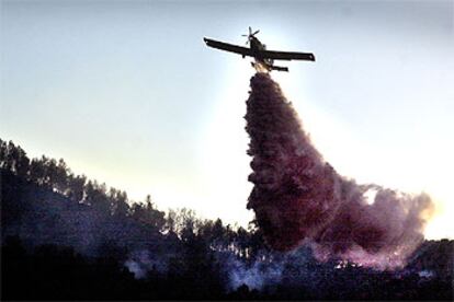 Un avión durante una de las maniobras de extinción de ayer en el incendio de Chelva.