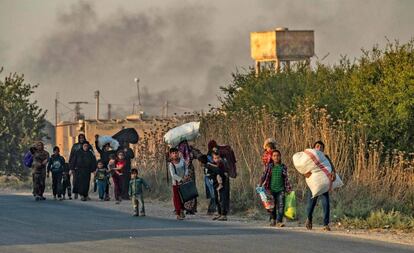Civiles kurdos huyen este miércoles de la ciudad de Ras al Ain. 