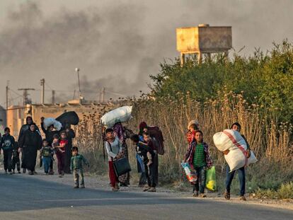 Civiles kurdos huyen este miércoles de la ciudad de Ras al Ain. 
