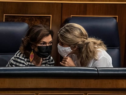 Las vicepresidentas Carmen Calvo (izquierda) y Yolanda Díaz, durante la sesión de control al Gobierno este miércoles.