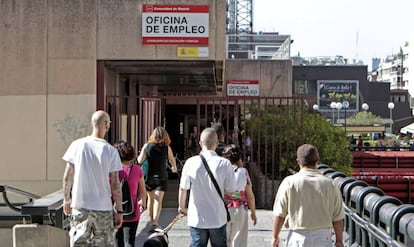 Varias personas se dirigen hacia la oficina de empleo de Azca en Madrid.