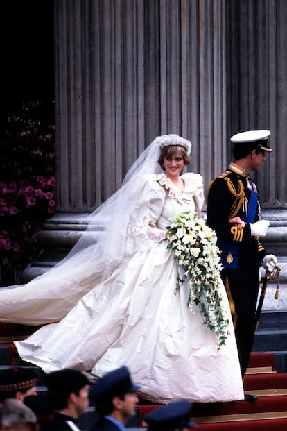 El suntuosísimo vestido fue diseñado por David and Elizabeth Emanuel. Costaba alrededor de 9.000 libras (pensemos que encima era el año 1981) y tenía más de 8 metros de cola.