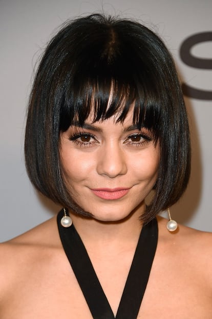 Con melena al más puro estilo flapper, por Vanessa Hudgens.