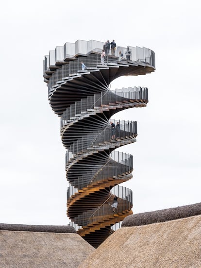 <b>Hasta donde alcanza la vista y más allá.</b> El parque nacional del mar de Frisia, al sur de la península danesa de Jutlandia, cuenta con una nueva atalaya desde la que observar un paisaje único de bancos de arena, dunas y marismas que atraviesan cada año 10 millones de aves migratorias. La Torre Marsk, del <a href="https://big.dk/#projects" target="_blank">estudio de arquitectura BIG</a>, se eleva 25 metros en forma de espiral de ADN para ofrecer una espléndida panorámica de este valioso hábitat para plantas y animales protegido por la Unesco y cuyo cuidado comparten Dinamarca, Holanda y Alemania. Construida en acero corten, a medida que se suben sus 141 escalones (dispone también de ascensor), “aumenta la capacidad de mirar y experimentar la naturaleza desde todos los ángulos”, según sus creadores. Al llegar arriba, un mirador de 110 metros cuadrados permite otear 18 kilómetros de horizonte con vistas que se extienden hasta las islas Rømø y Sylt y más allá, hasta el mar del Norte.
