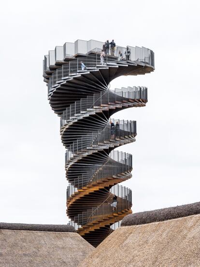 <b>Hasta donde alcanza la vista y más allá.</b> El parque nacional del mar de Frisia, al sur de la península danesa de Jutlandia, cuenta con una nueva atalaya desde la que observar un paisaje único de bancos de arena, dunas y marismas que atraviesan cada año 10 millones de aves migratorias. La Torre Marsk, del <a href="https://big.dk/#projects" target="_blank">estudio de arquitectura BIG</a>, se eleva 25 metros en forma de espiral de ADN para ofrecer una espléndida panorámica de este valioso hábitat para plantas y animales protegido por la Unesco y cuyo cuidado comparten Dinamarca, Holanda y Alemania. Construida en acero corten, a medida que se suben sus 141 escalones (dispone también de ascensor), “aumenta la capacidad de mirar y experimentar la naturaleza desde todos los ángulos”, según sus creadores. Al llegar arriba, un mirador de 110 metros cuadrados permite otear 18 kilómetros de horizonte con vistas que se extienden hasta las islas Rømø y Sylt y más allá, hasta el mar del Norte.