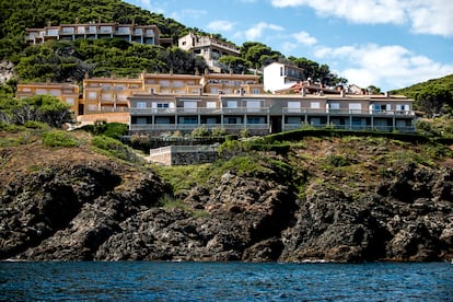 Complejo de apartamentos en primera línea de costa en la zona de Punta de Sa Nau en Begur, en la Costa Brava.