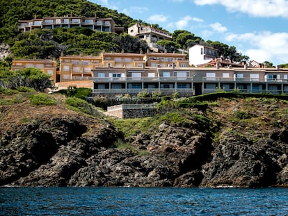 Complejo de apartamentos en primera línea de costa en la zona de Punta de Sa Nau en Begur, en la Costa Brava.