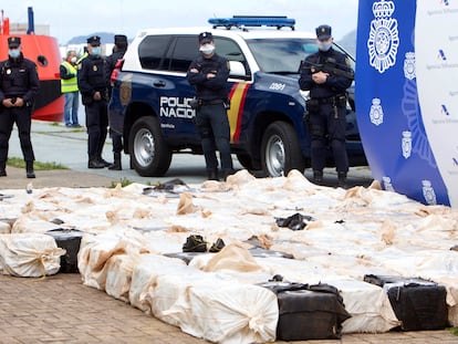 Efectivos policiales muestran el alijo de cocaína incautado a narcos gallegos.