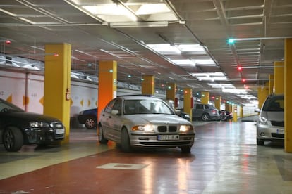 El sistema lumínico de aparcamiento indica el número de espacios libres, ocupados y las plazas reservadas para discapacitados.