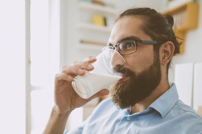 Ya en la edad adulta, el calcio de la leche mejora la masa ósea y su proteína ayuda a ralentizar la pérdida de masa muscular. Diversos estudios avalan los beneficios de consumir este lácteo, como la reducción del riesgo de sufrir hipertensión y diabetes.