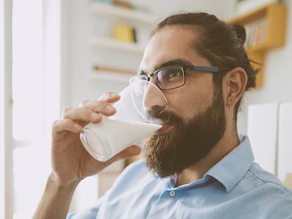 Ya en la edad adulta, el calcio de la leche mejora la masa ósea y su proteína ayuda a ralentizar la pérdida de masa muscular. Diversos estudios avalan los beneficios de consumir este lácteo, como la reducción del riesgo de sufrir hipertensión y diabetes.