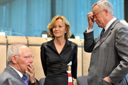 Los ministros de Economía de Alemania, Wolfgang Schäuble; España, Elena Salgado, e Italia, Giulio Tremonti (de pie), ayer en Bruselas.