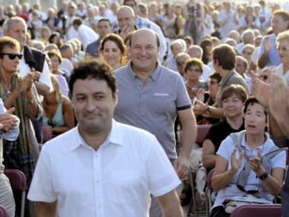 Andoni Ortuzar camina este viernes sonriente entre decenas de simpatizantes del PNV antes de ofrecer un mitin en Zarautz. 