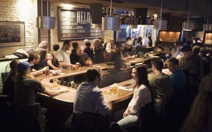 Barra de la taberna HELM, en Mile-End, el barrio hipster de Montreal (Canad&aacute;). 