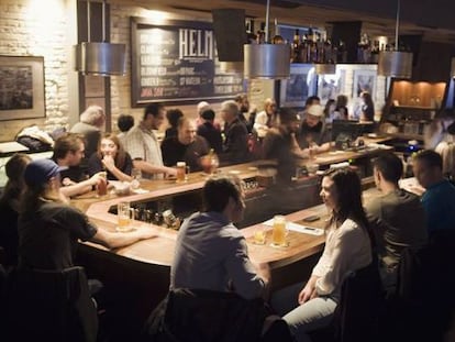 Barra de la taberna HELM, en Mile-End, el barrio hipster de Montreal (Canad&aacute;). 