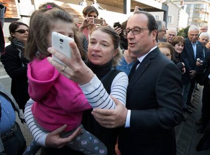 Tulle, Francia. El presidente francés, Francois Hollande deja el colegio electoral donde ha votado esta mañana.