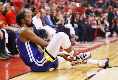 Kevin Durant, reacciona en el suelo tras la lesión que sufrió en el tendón de aquiles.