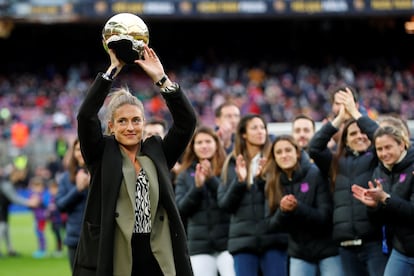 Alexia Putellas, levanta el Balón de Oro que ganó antes del partido de Liga disputado entre el Barcelona y Betis, en presencia de sus compañeras.