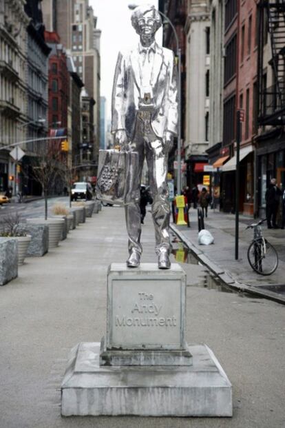 The Andy Monument, obra de Rob Pruitt