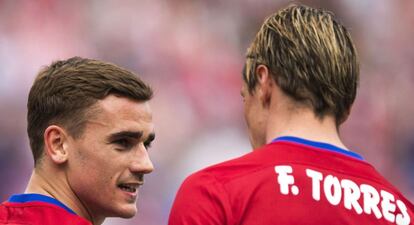 Griezmann y Torres conversan durante el &uacute;ltimo Atl&eacute;tico-Betis.