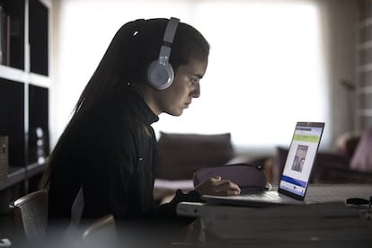 Una estudiant d'ESO estudia durant el confinament.