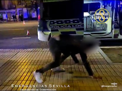 Imagen del conductor dando saltos de capoeira ante los agentes en Sevilla