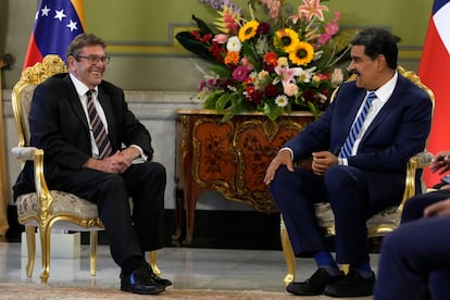 el embajador de Chile en Venezuela, Jaime Gazmuri, junto al presidente de Venezuela, Nicolás Maduro