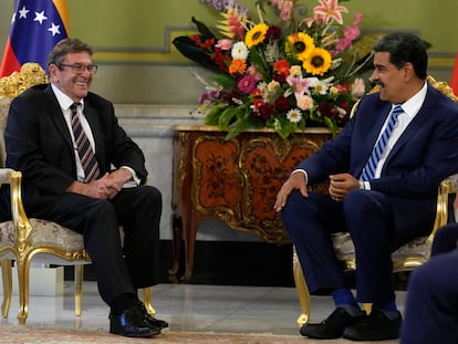 Jaime Gazmuri, embajador de Chile en Venezuela, con el presidente Nicolás Maduro en el Palacio Presidencial de Miraflores en Caracas, en agosto de 2023.